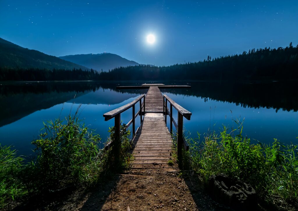 Walking pier to the lake